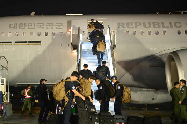 사진은 지난 9월 1일 44명의 한국 해외긴급구호대가 네팔로 출국하기 위해 군 수송기(KC-330)에 탑승하는 모습.  이후 한국은 네팔 홍수 피해현장에서 실종자의 수색과 구조는 물론 희생자의 신원 확인을 위한 DNA 감식에도 참여하고 있다. 네팔의 요청으로 현장구조팀과 법의학 전문가를 모두 지원을 나라는 인접국인 인도와 중국을 제외하면 한국이 유일하다. 외교부 홈페이지 캡처