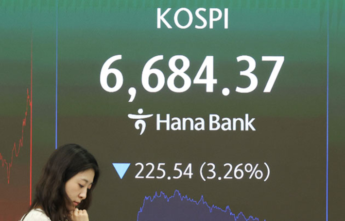 14일 서울 중구 하나은행 딜링룸 현황판에 코스피가 표시되고 있다. 연합뉴스