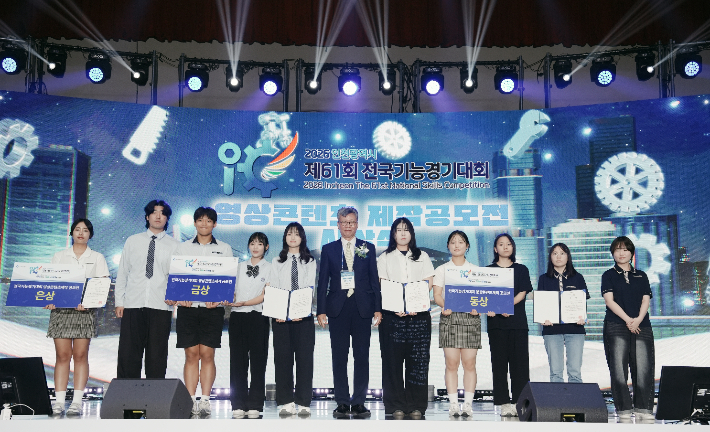 이병훈 한국산업인력공단 이사장(가운데)이 2026 인천광역시 제61회 전국기능경기대회 영상·사진공모전 수상자들과 기념촬영을 하고 있다. 한국산업인력공단 제공