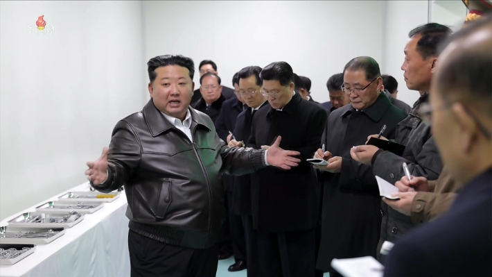 김정은 북한 국무위원장이 강동군병원 준공식에서 연설하는 모습. 연합뉴스