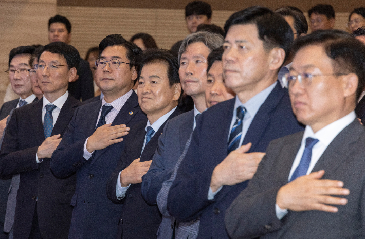 정동영 통일부 장관(왼쪽 다섯 번째)과 대한민국 시도지사협의회장인 박찬대 인천시장(왼쪽 네 번째)를 비롯한 내빈들이 14일 국회에서 열린 2026 한반도 평화공존 정책페스타에서 국기에 대한 경례를 하는 모습. 연합뉴스