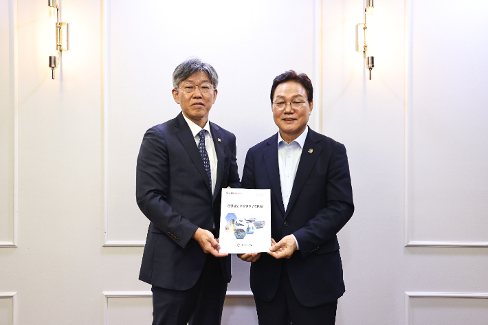 박완수 경남지사(오른쪽)와 김이탁 국토부 제1차관. 경남도청 제공 