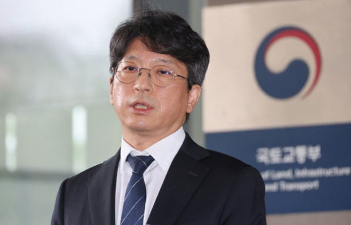 홍지선 국토교통부 장관 후보자가 세종시 정부세종청사로 출근하며 취재진 질문에 답하고 있다. 연합뉴스
