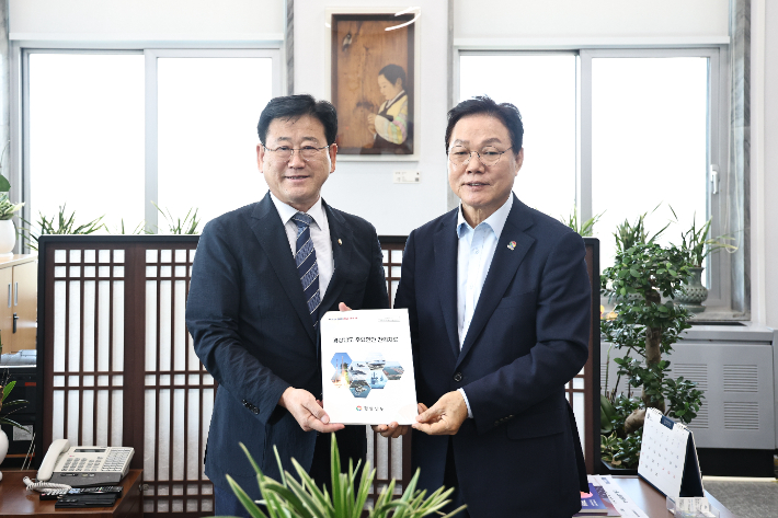 박완수 경남지사(오른쪽)와 국회 김정호 기후에너지환경노동위원장. 경남도청 제공 