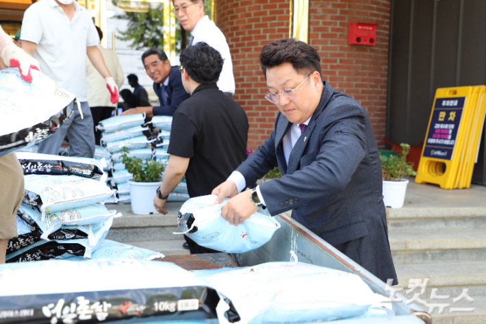 임정수 포항대도교회 담임목사와 교우들이 추석을 맞아 상대동에 백미 150포(450만원 상당) 기탁했다. 김일현 기자