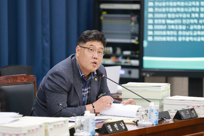 박준엽 전남광주통합특별시의원이 최근 전남광주통합특별시교육청 기획조정실 업무보고에서 질의하고 있다. 전남광주통합특별시의원 제공