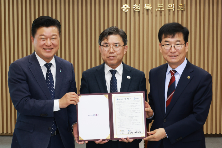 왼쪽부터 신용한 충북지사, 이상식 충북도의회 의장, 윤건영 충북교육감. 충북도 제공