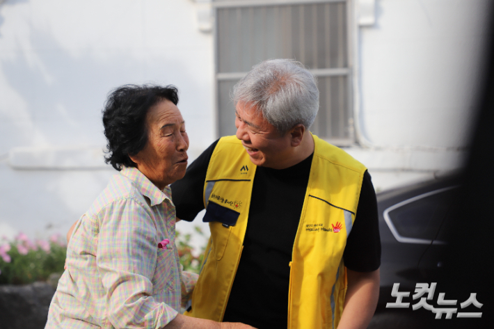 포항의료돌봄지원단 안상구 단장이 진료를 마치고 돌아가는 강사1리 마을주민과 인사하고 있다. 김일현 기자