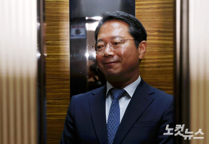 김승원 법무부 장관 후보자가 서울 종로구 적선현대빌딩에 마련된 인사청문회 준비 사무실로 출근하고 있다. 류영주 기자