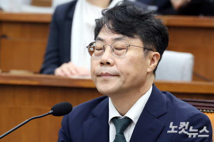 김성수 대법관 후보자가 14일 서울 여의도 국회에서 열린 대법관(김성수)임명동의에관한인사청문특별위원회 전체회의에서 생각에 잠겨있다. 윤창원 기자
