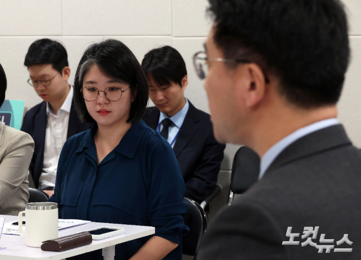 기본소득당 용혜인 원내대표가 14일 서울 여의도 중앙당사에서 열린 최고위원회의에 참석해 오준호 대표의 모두발언을 경청하고 있다. 황진환 기자