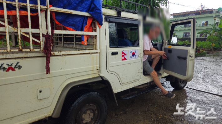 NGO 트리 대표로 활동하는 생태활동가 김모씨가 나무심기 작업을 마치고 센터로 복귀하는 모습. 김모씨는 세계의 지붕이라고 불리는 네팔의 탄소 감축을 위해 현지인들을 대상으로 하는 생태교육을 실시하고, 쓰레기 하적장과 공장지대 부근에 토종 나무를 심는 일을 하고 있다. 여성 인권향상을 위해 네팔에 들어왔던 김씨가 기후위기 심각성을 목격하고 나무를 심는 생태활동가로 활동한지도 벌써 6년 째다. 네팔 OOOO = 송주열 기자