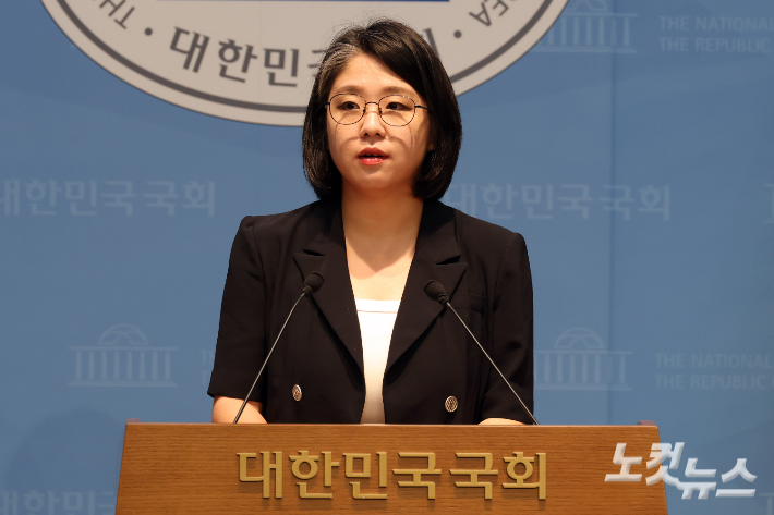 용혜인 성평등가족부 장관 후보자가 13일 서울 여의도 국회 소통관에서 사퇴 발표 기자회견을 하고 있다. 윤창원 기자