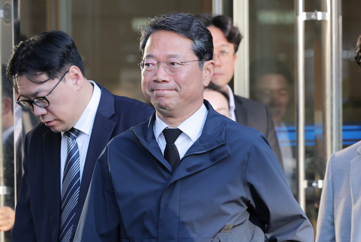 김승원 법무부 장관 후보자가 인사청문회를 하루 앞둔 14일 서울 종로구 적선현대빌딩에 마련된 청문회 준비 사무실에서 외출하고 있다. 연합뉴스