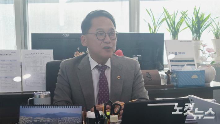 경기도의회 더불어민주당 안광률 대표의원(시흥1)이 14일 대표의원실에서 기자간담회를 하는 모습. 주영민 기자