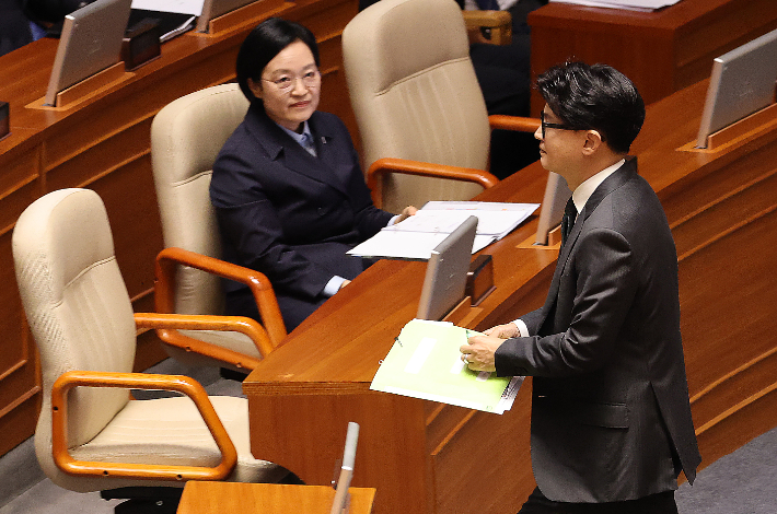 한동훈 의원과 한성숙 국무총리. 연합뉴스
