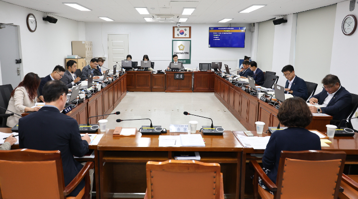 창원시의회 건설해양농림위원회. 창원시의회 제공 