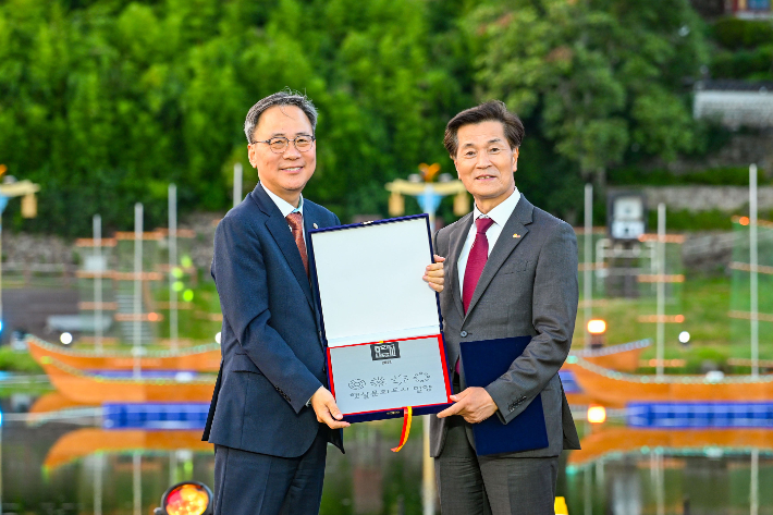 안병구 밀양시장이 2025년 문화도시 성과평가에서 '최우수 문화도시'로 선정된 밀양시를 대표해 현판을 받고 있다. 밀양시 제공
