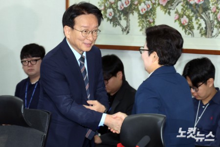 15일 서울 여의도 국회 의원회관에서 열린 더불어민주당-국민의힘 민생정책 연석회의에서 더불어민주당 권칠승 정책위의장(왼쪽)과 국민의힘 임이자 정책위의장이 인사를 하고 있다.