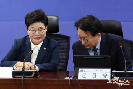 15일 서울 여의도 국회 의원회관에서 열린 더불어민주당-국민의힘 민생정책 연석회의에서 더불어민주당 권칠승 정책위의장(왼쪽)과 국민의힘 임이자 정책위의장이 대화를 하고 있다.