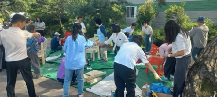 거창군 사동마을 '머무르는 쉼 의자' 제작. 경남도청 제공 