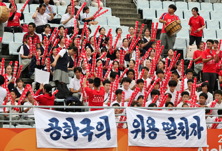 지난 14일 일본 오사카 얀마 스타디움 나가이에서 열린 2026 아이치·나고야 아시안게임 여자 축구 조별리그 1차전 북한과 방글라데시의 경기. 관중석에서 오사카, 교토 등 인근 지역 조선학교 학생들로 구성된 응원단이 북한 대표팀을 응원하고 있다. 연합뉴스