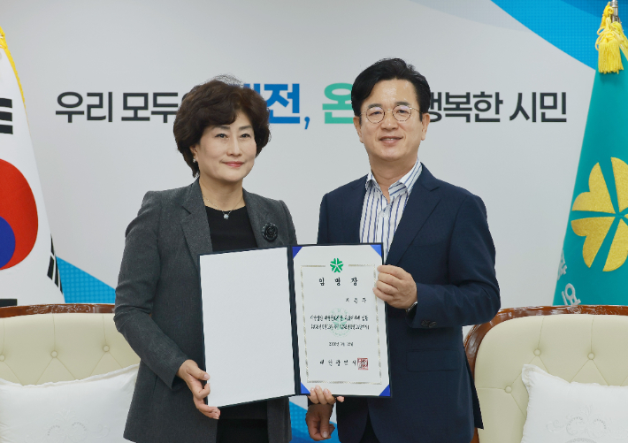지은주 신임 대전문화재단 대표이사와 허태정 대전시장. 대전시 제공