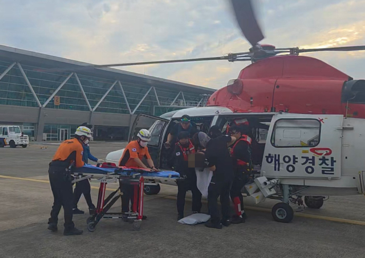 울릉도 여객선에서 쓰러진 뇌출혈 의심 응급환자를 이송하고 있다. 동해해경청 제공