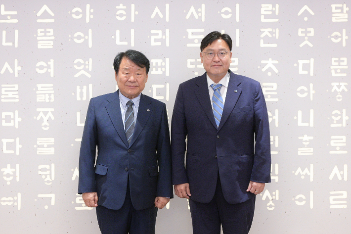 염홍철 위원장(사진 왼쪽)과 조상호 세종시장. 조직위 제공