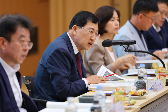 주낙영 경주시장이 14일 알천홀에서 열린 '민선9기 공약 및 2027 주요업무 추진계획 보고회'에서 주요 사업 추진계획을 점검하고 있다. 경주시 제공