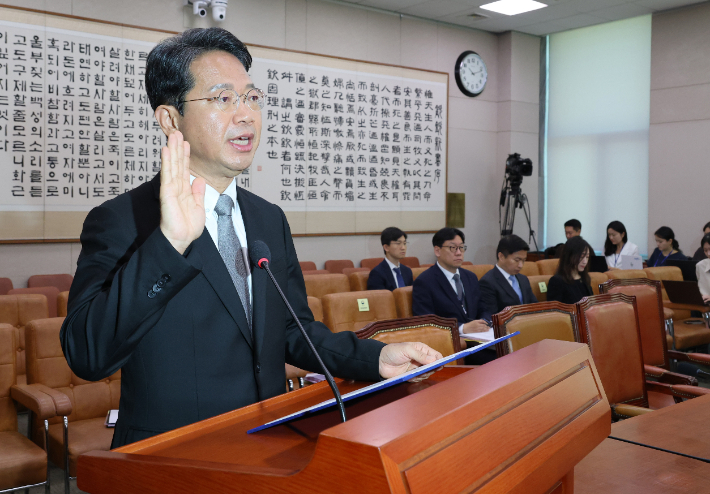 김승원 법무부 장관 후보자가 15일 국회 법제사법위원회에서 열린 인사청문회에서 선서하고 있다. 연합뉴스