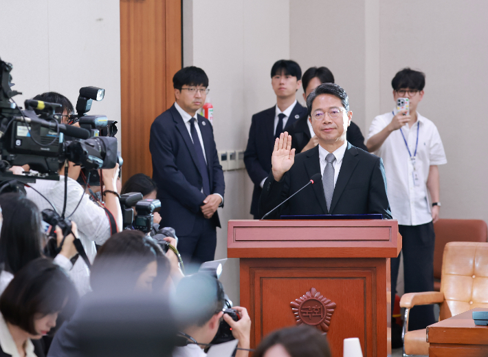 김승원 법무부 장관 후보자가 15일 국회 법제사법위원회에서 열린 인사청문회에서 선서하고 있다. 연합뉴스