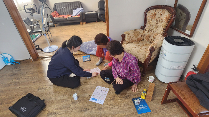 사회복지 담당자가 어르신들의 안부를 확인하고 있다. 경주시 제공 