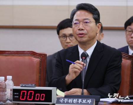 답변하는 법무장관 후보자