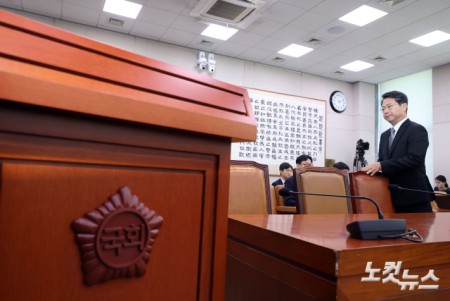선서 위해 이동하는 법무장관 후보자