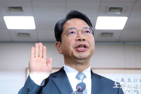 선서하는 김승원 법무장관 후보자
