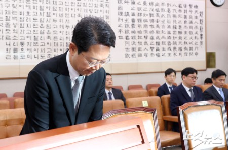 고개숙여 인사하는 김승원 후보자