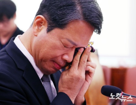 눈물 흘리는 법무장관 후보자