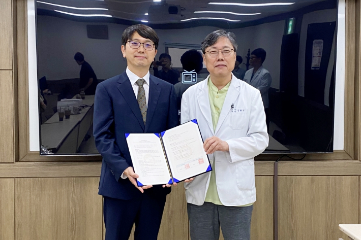 지난 4일 인천세종병원 전창석(왼쪽) 공공의료협력실장과 김형기 인천기독병원장이 협약식 후 기념촬영을 하고 있다. 인천세종병원 제공