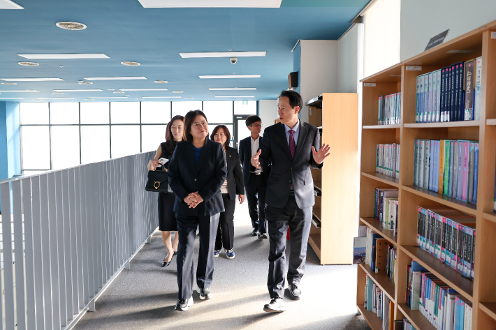 손화정(왼쪽 앞) 영종구청장, 인천하늘고등학교 학부모 간담회 참석. 영종구 제공