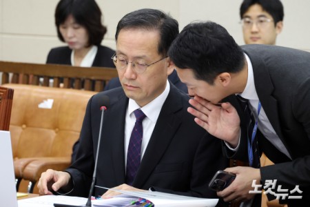 이형일 경제부총리 겸 재정경제부 장관 후보자가 15일 서울 여의도 국회 재정경제기획위원회에서 열린 인사청문회에서 관계자와 대화를 하고 있다.