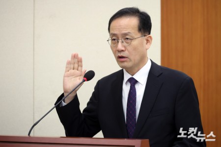 이형일 경제부총리 겸 재정경제부 장관 후보자가 15일 서울 여의도 국회 재정경제기획위원회에서 열린 인사청문회에서 선서를 하고 있다.