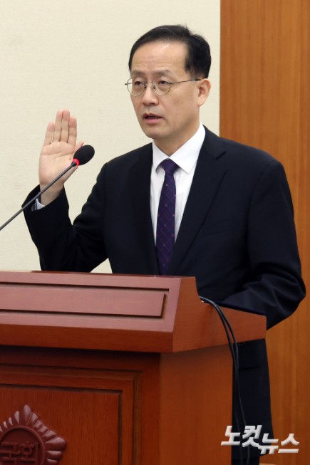 이형일 경제부총리 겸 재정경제부 장관 후보자가 15일 서울 여의도 국회 재정경제기획위원회에서 열린 인사청문회에서 선서를 하고 있다.