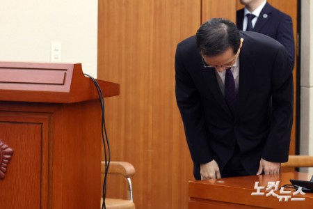 이형일 경제부총리 겸 재정경제부 장관 후보자가 15일 서울 여의도 국회 재정경제기획위원회에서 열린 인사청문회에서 선서에 앞서 인사를 하고 있다.