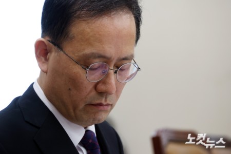 이형일 경제부총리 겸 재정경제부 장관 후보자가 15일 서울 여의도 국회 재정경제기획위원회에서 열린 인사청문회에서 생각에 잠겨있다.