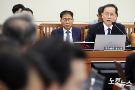 이형일 경제부총리 겸 재정경제부 장관 후보자가 15일 서울 여의도 국회 재정경제기획위원회에서 열린 인사청문회에서 의원 질의에 답변을 하고 있다.