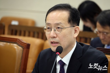 이형일 경제부총리 겸 재정경제부 장관 후보자가 15일 서울 여의도 국회 재정경제기획위원회에서 열린 인사청문회에서 의원 질의에 답변을 하고 있다.