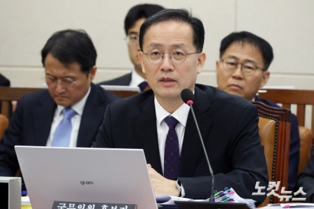 이형일 경제부총리 겸 재정경제부 장관 후보자가 15일 서울 여의도 국회 재정경제기획위원회에서 열린 인사청문회에서 의원 질의에 답변을 하고 있다.
