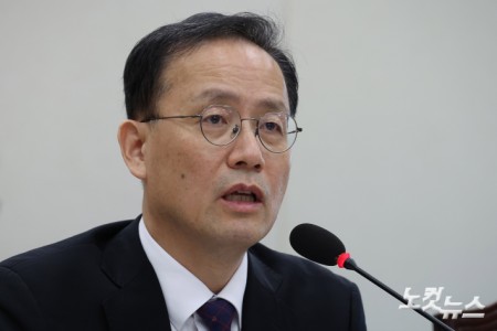 이형일 경제부총리 겸 재정경제부 장관 후보자가 15일 서울 여의도 국회 재정경제기획위원회에서 열린 인사청문회에서 의원 질의에 답변을 하고 있다.