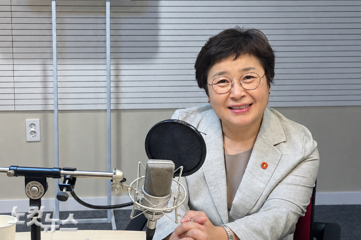 강성의 제주도의회 의원. 박혜진 아나운서